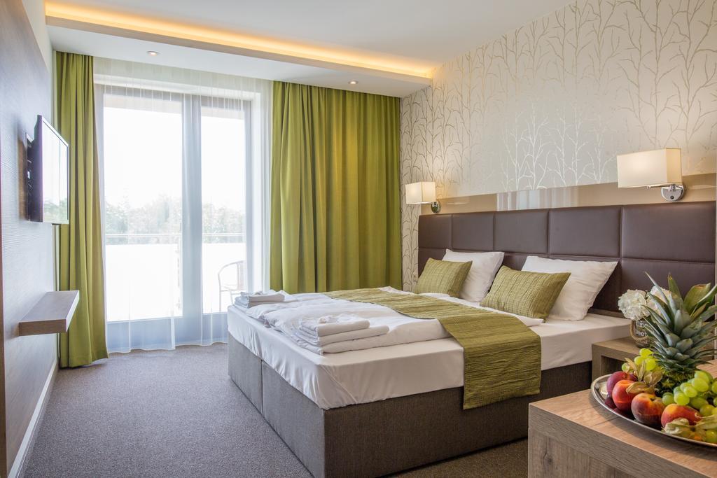 Nádas Tó Park Hotel Vasad Esterno foto