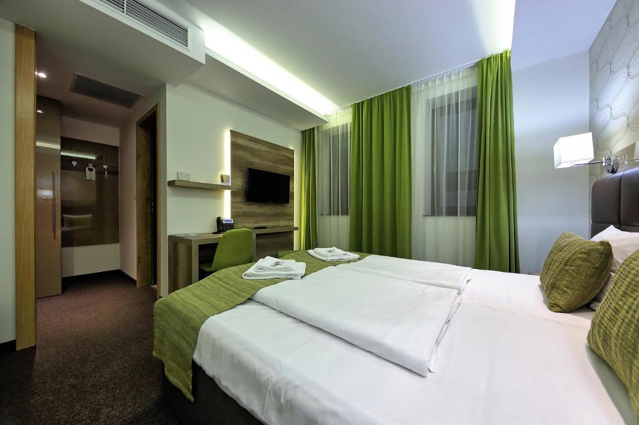 Nádas Tó Park Hotel Vasad Esterno foto